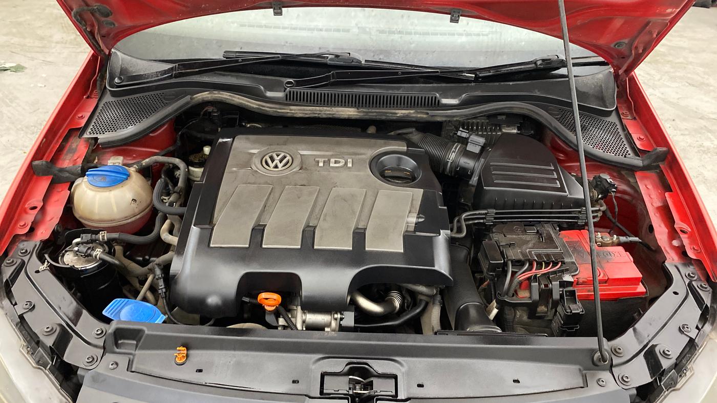 2013 Volkswagen Vento HIGHLINE DIESEL 1.6, Diesel, Manual, 1,35,698 km, Engine View