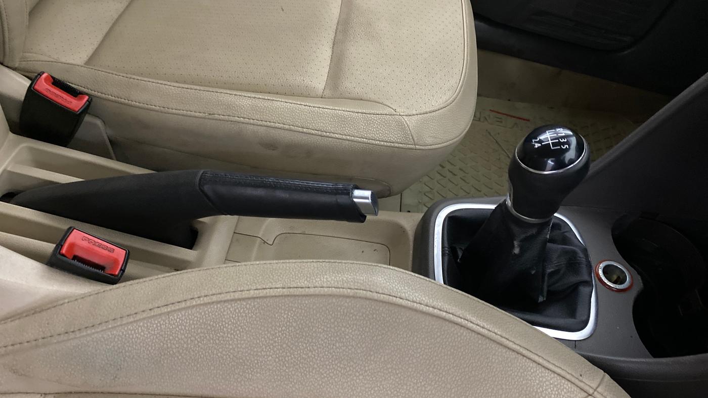 2013 Volkswagen Vento HIGHLINE DIESEL 1.6, Diesel, Manual, 1,35,698 km, Gear Lever
