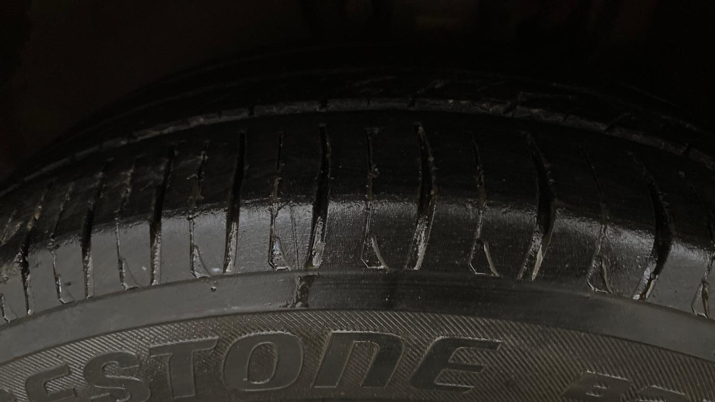 2013 Volkswagen Vento HIGHLINE DIESEL 1.6, Diesel, Manual, 1,35,698 km, Left Front Tyre Tread