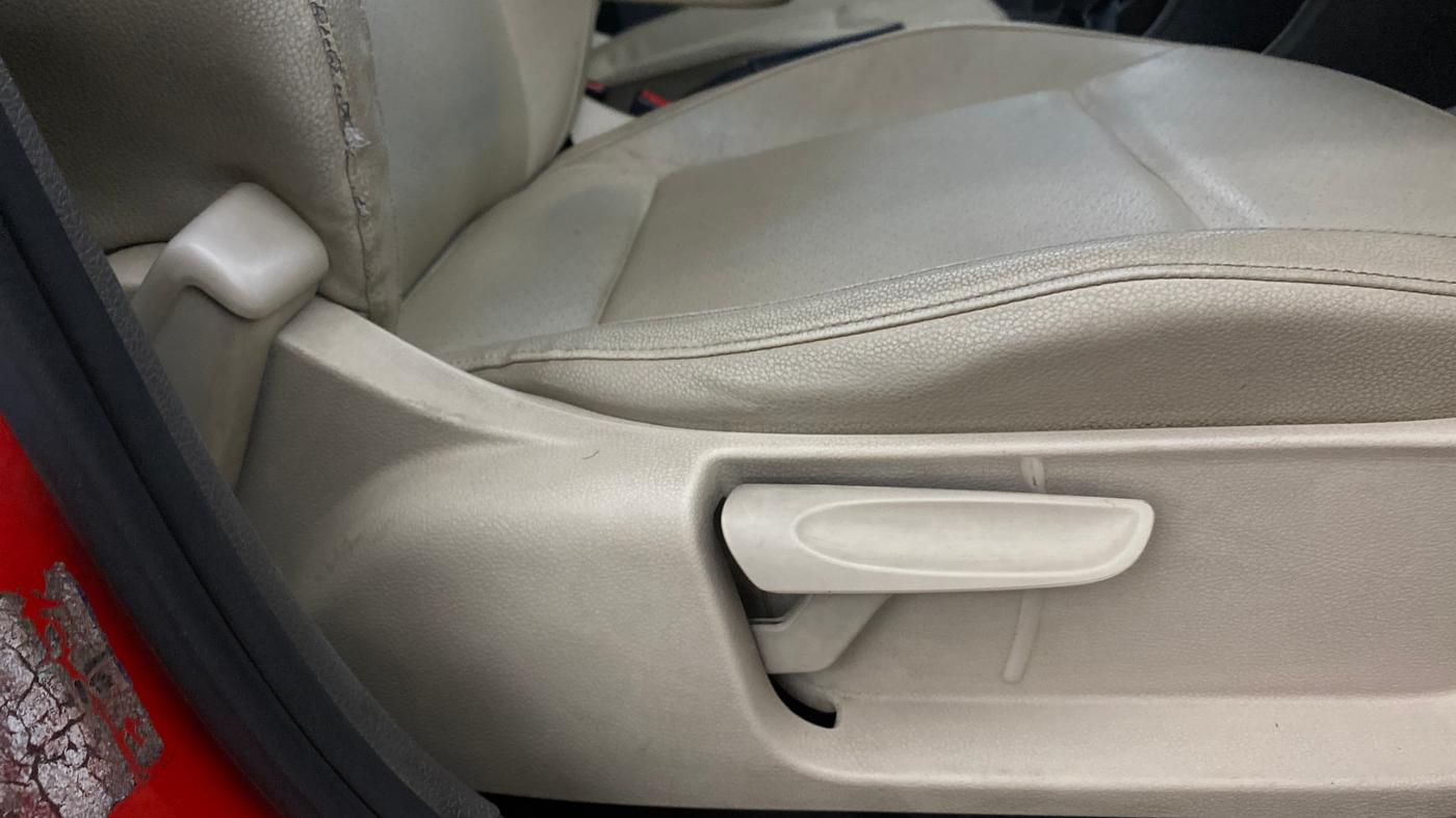 2013 Volkswagen Vento HIGHLINE DIESEL 1.6, Diesel, Manual, 1,35,698 km, Driver Side Adjustment Panel