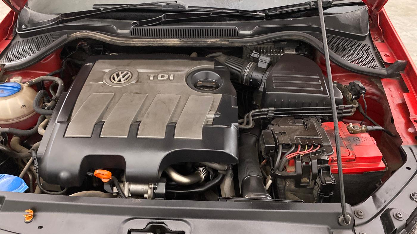 2013 Volkswagen Vento HIGHLINE DIESEL 1.6, Diesel, Manual, 1,35,698 km, Engine View - Left