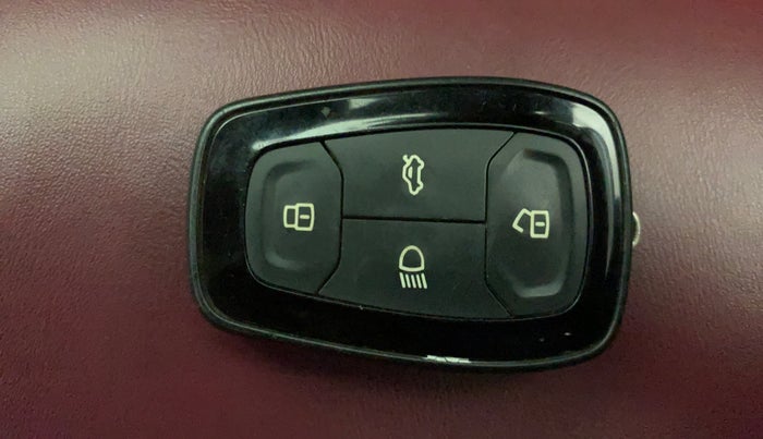 2020 Tata NEXON XZ PLUS (O) DIESEL DUAL TONE, Diesel, Manual, 93,897 km, Key Close Up