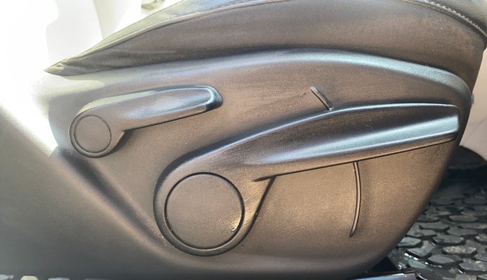 2019 Jeep Compass LIMITED 1.4 PETROL AT, Petrol, Automatic, 60,513 km, Driver Side Adjustment Panel