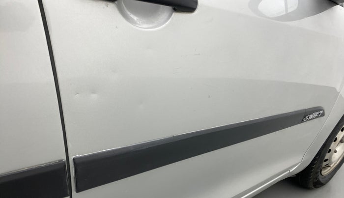 2013 Maruti Swift LXI, Petrol, Manual, 1,14,253 km, Driver-side door - Slightly dented