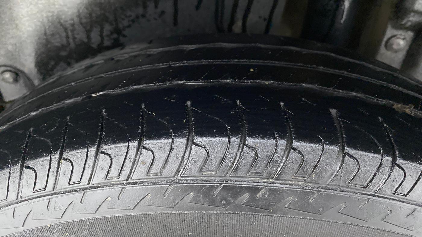2013 Maruti Swift LXI, Petrol, Manual, 1,14,253 km, Left Rear Tyre Tread
