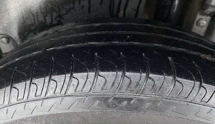 2013 Maruti Swift LXI, Petrol, Manual, 1,14,253 km, Left Rear Tyre Tread