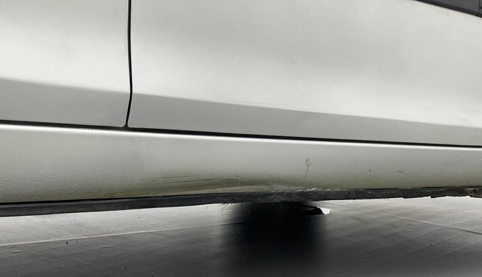 2013 Maruti Swift LXI, Petrol, Manual, 1,14,253 km, Right running board - Slightly dented