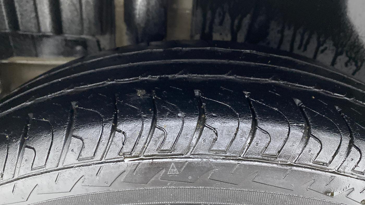 2013 Maruti Swift LXI, Petrol, Manual, 1,14,253 km, Right Rear Tyre Tread