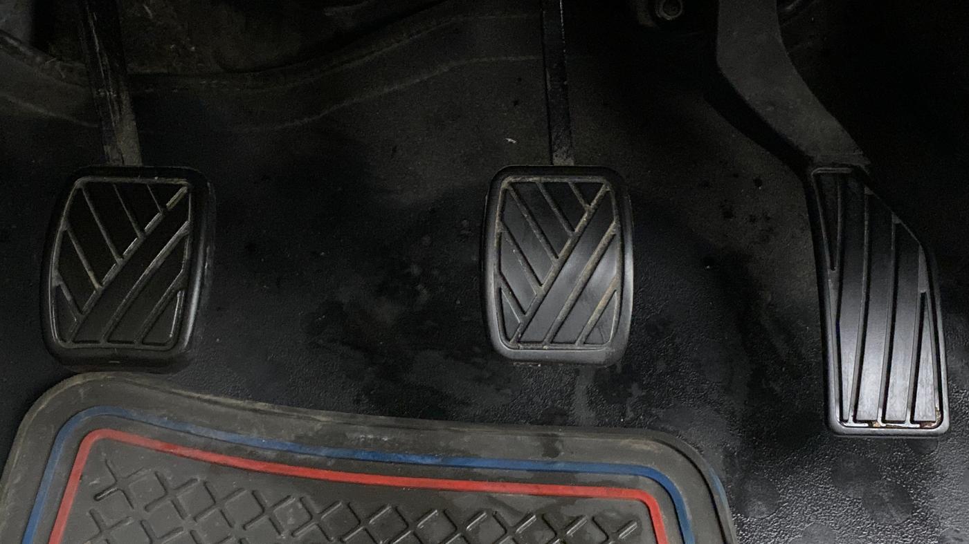 2013 Maruti Swift LXI, Petrol, Manual, 1,14,253 km, Pedals