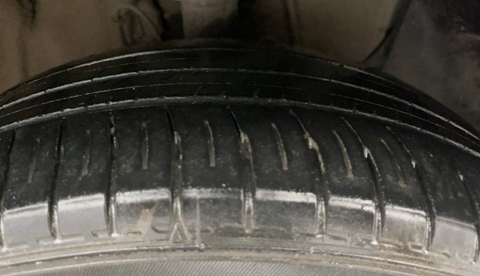 2018 Hyundai Elite i20 MAGNA EXECUTIVE 1.2, CNG, Manual, 1,21,368 km, Right Front Tyre Tread