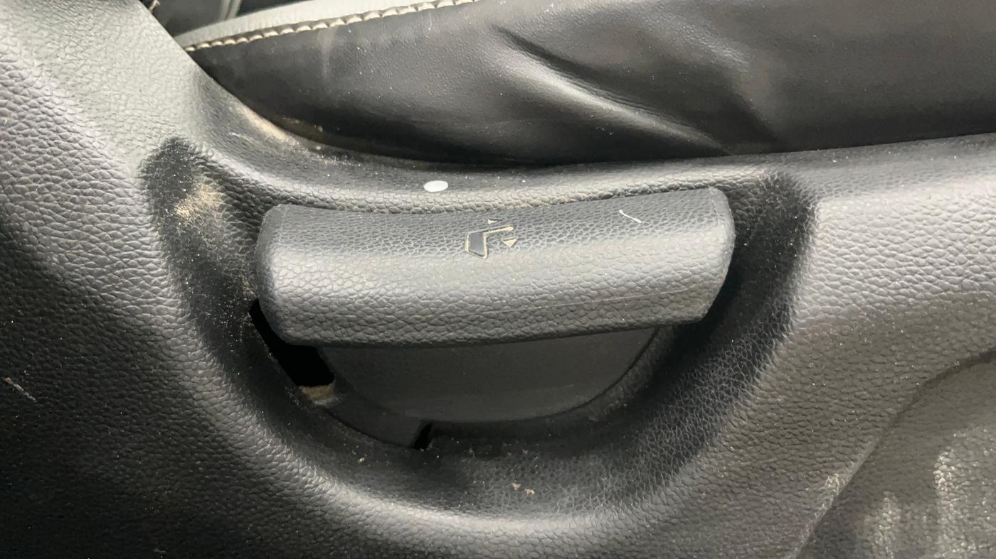 2018 Hyundai Elite i20 MAGNA EXECUTIVE 1.2, CNG, Manual, 1,21,439 km, Driver Side Adjustment Panel
