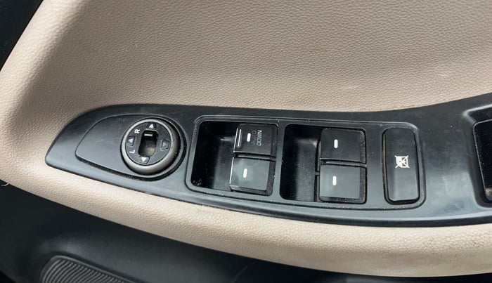 2018 Hyundai Elite i20 MAGNA EXECUTIVE 1.2, CNG, Manual, 1,21,368 km, Driver Side Door Panels Control