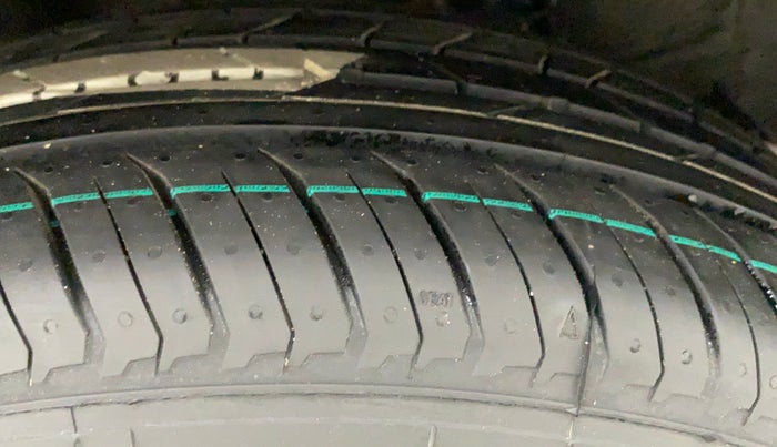 2022 Nissan MAGNITE XV PREMIUM TURBO CVT, Petrol, Automatic, 42,637 km, Right Rear Tyre Tread