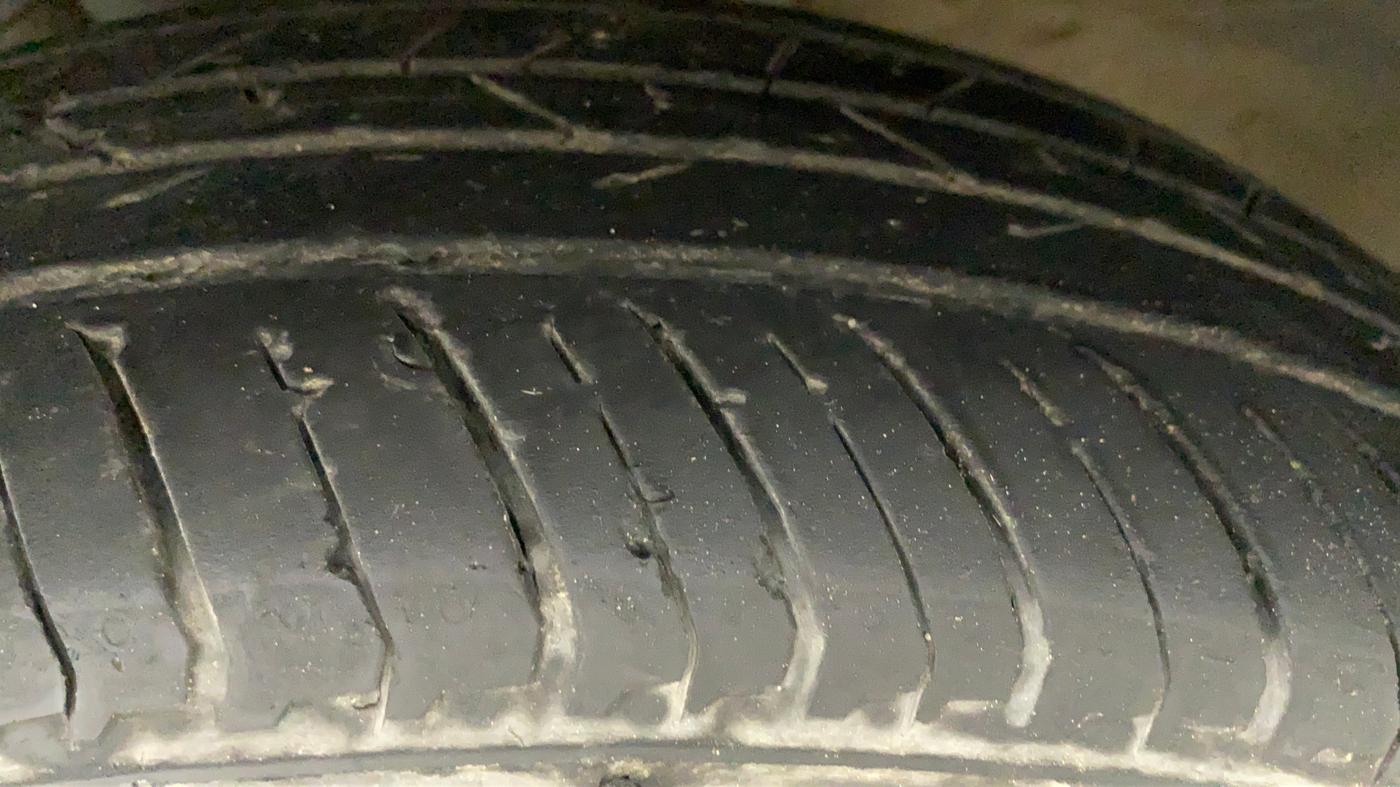 2022 Nissan MAGNITE XV PREMIUM TURBO CVT, Petrol, Automatic, 42,637 km, Left Front Tyre Tread