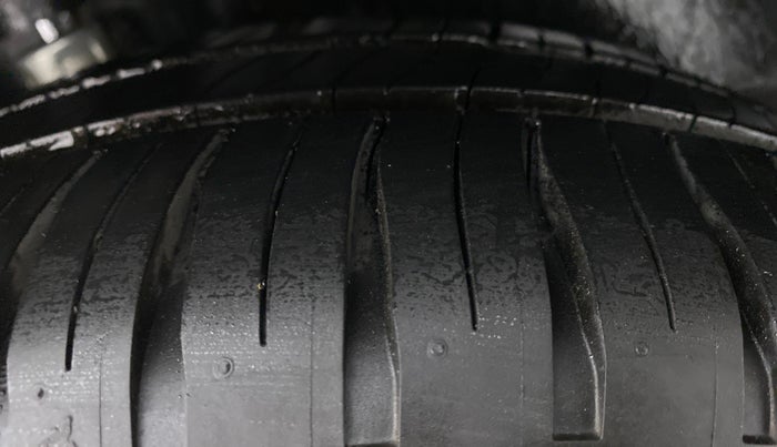 2011 Volkswagen Polo HIGHLINE1.2L, Petrol, Manual, 72,526 km, Right Rear Tyre Tread