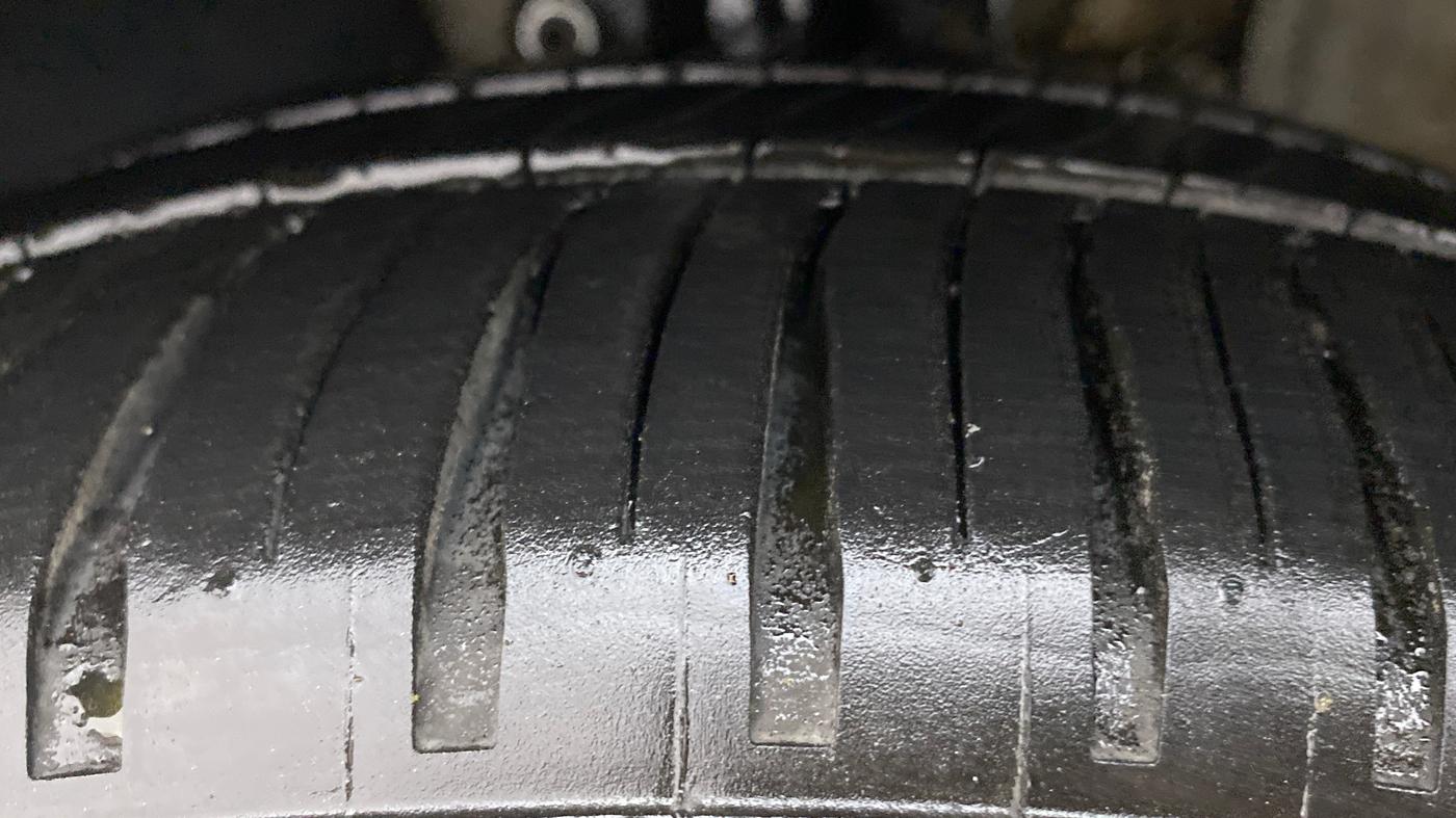 2011 Volkswagen Polo HIGHLINE1.2L, Petrol, Manual, 72,526 km, Left Front Tyre Tread