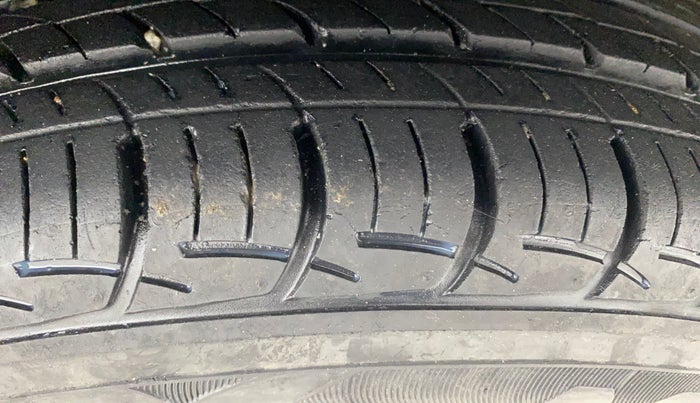 2014 Maruti Swift ZXI, Petrol, Manual, 82,540 km, Left Rear Tyre Tread