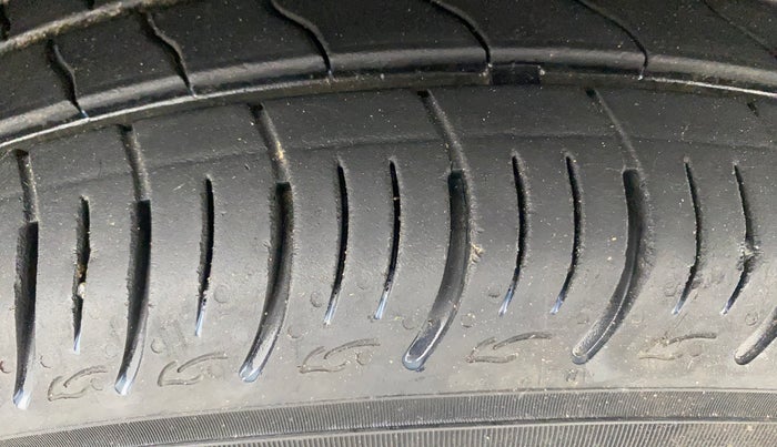 2014 Maruti Swift ZXI, Petrol, Manual, 82,540 km, Right Front Tyre Tread
