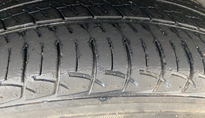 2014 Maruti Swift ZXI, Petrol, Manual, 82,540 km, Right Rear Tyre Tread
