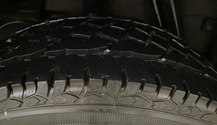 2017 Renault Duster RXL PETROL, Petrol, Manual, 76,118 km, Right Rear Tyre Tread