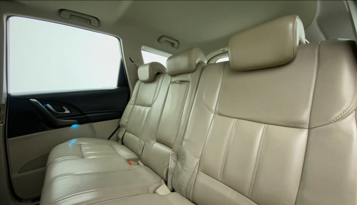 2017 Mahindra XUV500 W10 AT, Diesel, Automatic, 1,11,649 km, Right Side Rear Door Cabin