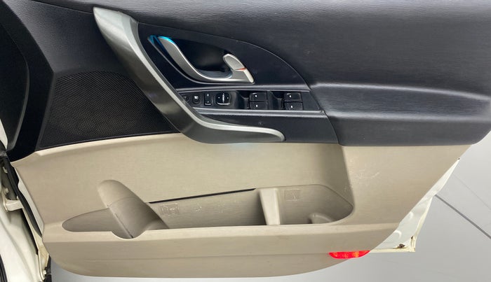 2017 Mahindra XUV500 W10 AT, Diesel, Automatic, 1,11,649 km, Driver Side Door Panels Control