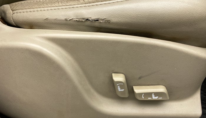 2017 Mahindra XUV500 W10 AT, Diesel, Automatic, 1,11,649 km, Driver Side Adjustment Panel