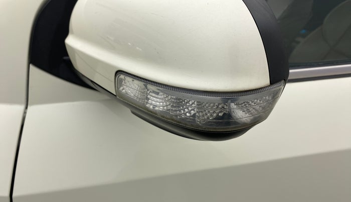 2017 Mahindra XUV500 W10 AT, Diesel, Automatic, 1,11,649 km, Left rear-view mirror - Indicator light not working