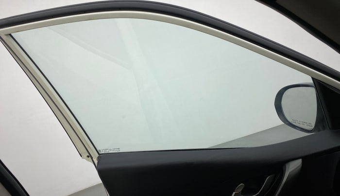 2017 Mahindra XUV500 W10 AT, Diesel, Automatic, 1,11,649 km, Left front window switch / handle - Power window makes minor noise