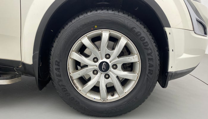 2017 Mahindra XUV500 W10 AT, Diesel, Automatic, 1,11,649 km, Right Front Wheel