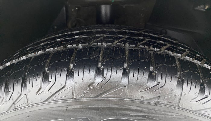 2017 Mahindra XUV500 W10 AT, Diesel, Automatic, 1,11,649 km, Right Front Tyre Tread
