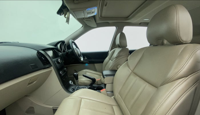 2017 Mahindra XUV500 W10 AT, Diesel, Automatic, 1,11,649 km, Right Side Front Door Cabin