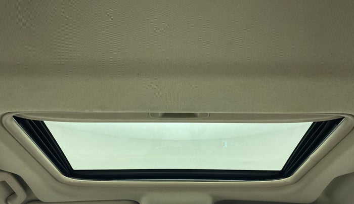 2017 Mahindra XUV500 W10 AT, Diesel, Automatic, 1,11,649 km, Moonroof/ Sunroof