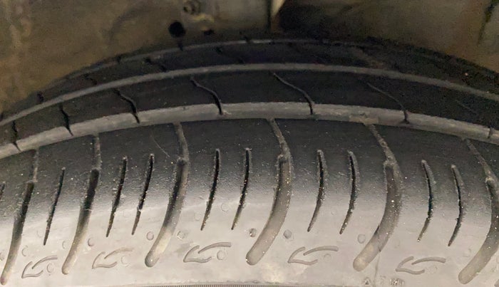 2017 Maruti Ertiga ZXI+, CNG, Manual, 92,111 km, Right Front Tyre Tread