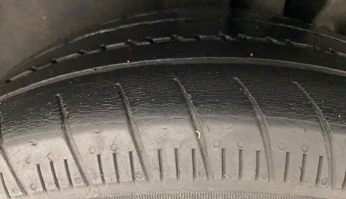 2017 Maruti Ertiga ZXI+, CNG, Manual, 92,111 km, Left Rear Tyre Tread