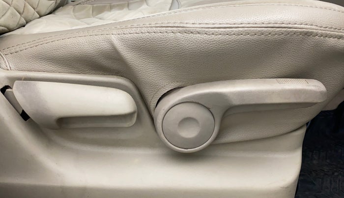 2017 Maruti Ertiga ZXI+, CNG, Manual, 92,111 km, Driver Side Adjustment Panel