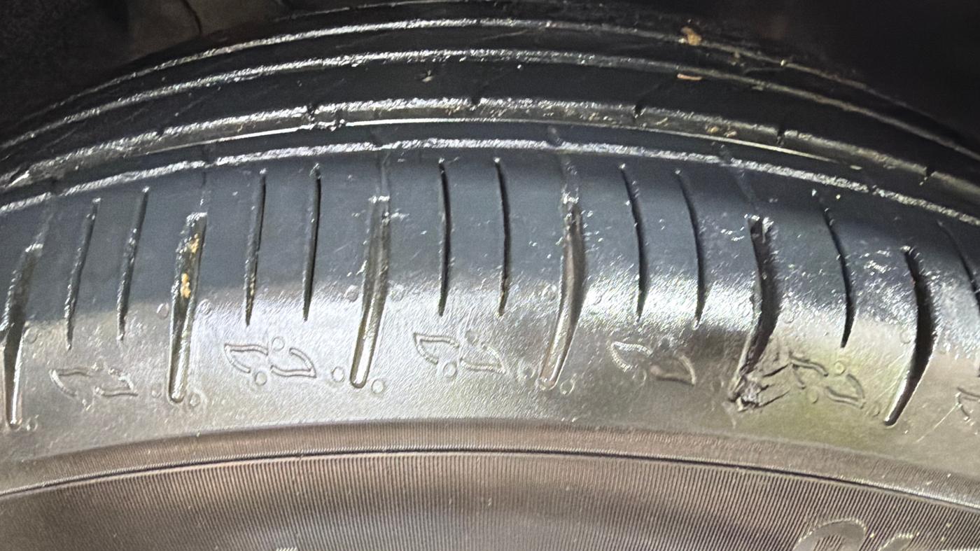 2023 Mahindra XUV700 AX 5 D AT 7 STR, Diesel, Automatic, 34,308 km, Right Front Tyre Tread