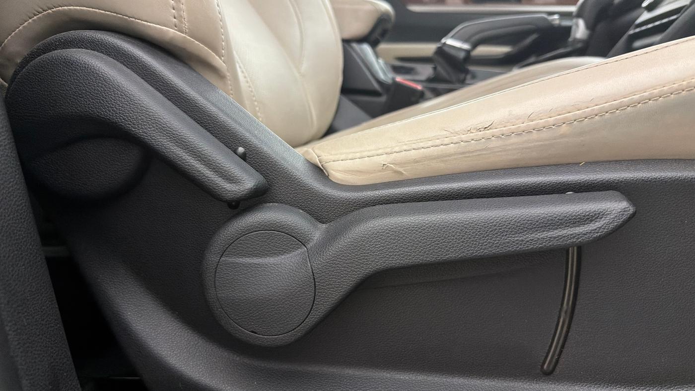 2023 Mahindra XUV700 AX 5 D AT 7 STR, Diesel, Automatic, 34,308 km, Driver Side Adjustment Panel