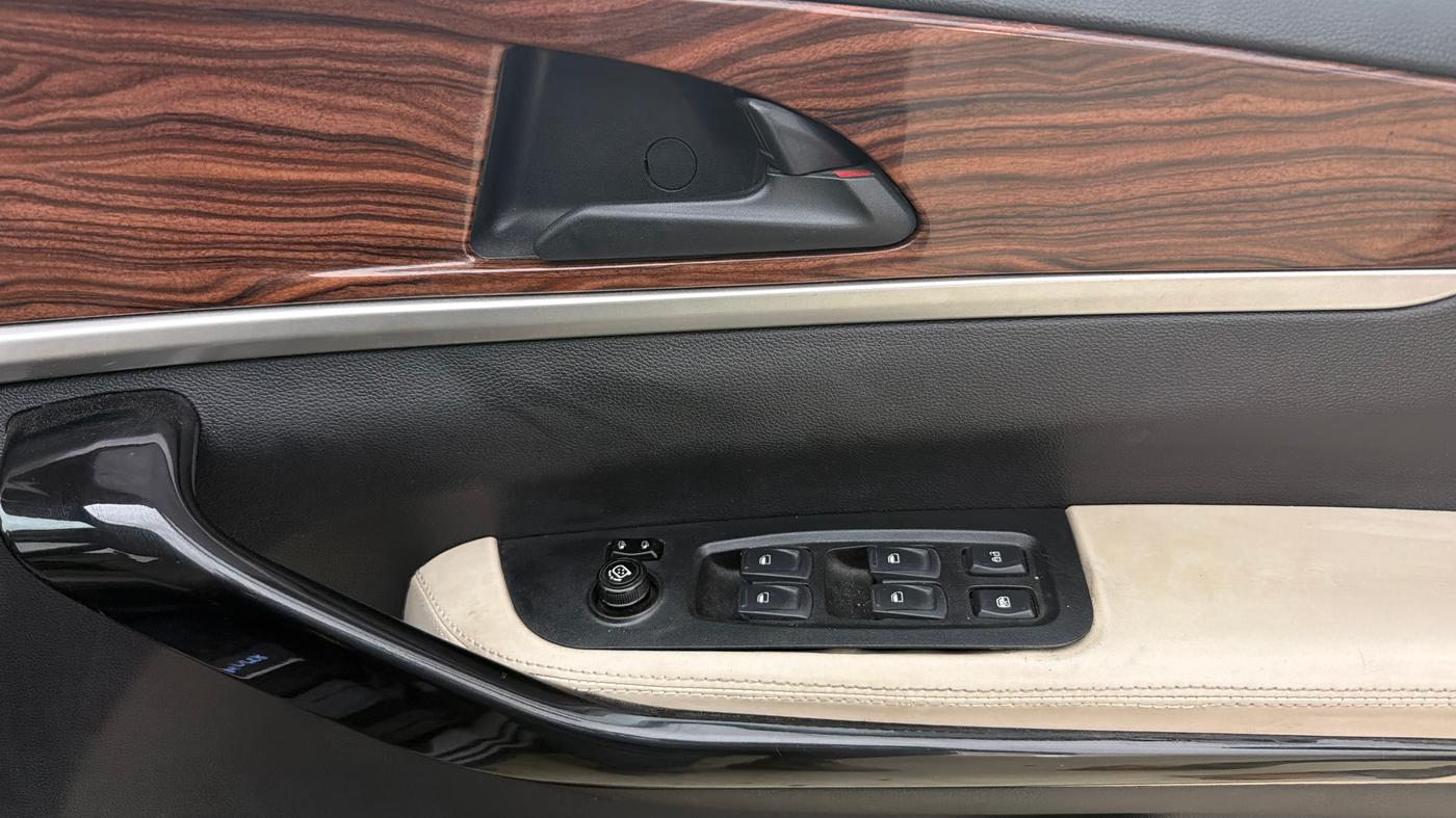 2023 Mahindra XUV700 AX 5 D AT 7 STR, Diesel, Automatic, 34,308 km, Driver Side Door Panels Control