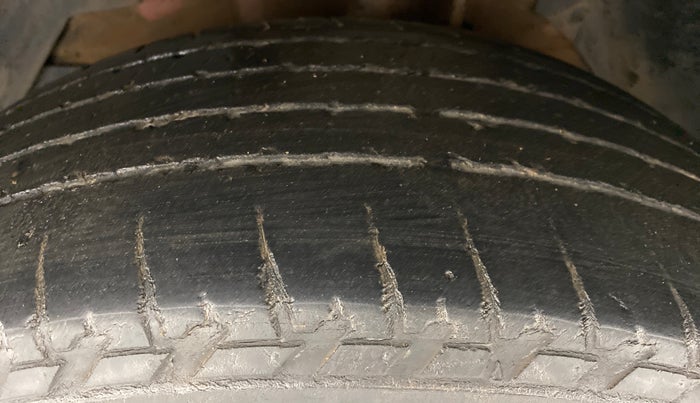 2017 Mahindra XUV500 W10 AT FWD, Diesel, Automatic, 61,290 km, Left Front Tyre Tread