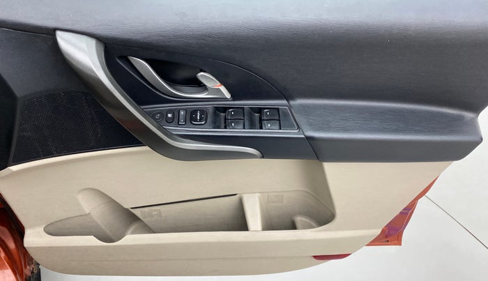 2017 Mahindra XUV500 W10 AT FWD, Diesel, Automatic, 61,290 km, Driver Side Door Panels Control