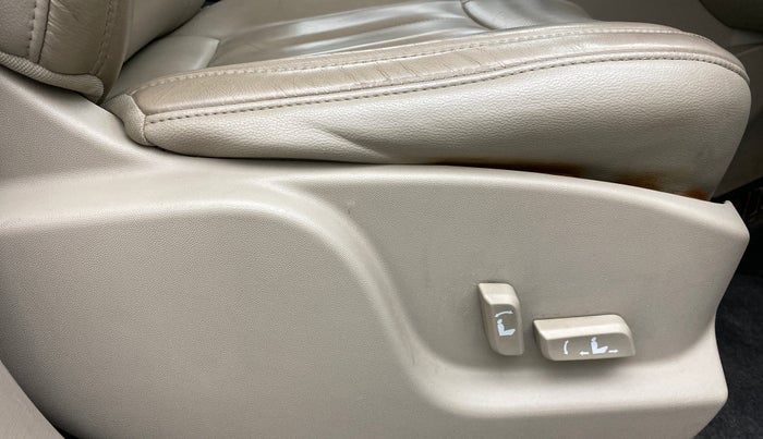 2017 Mahindra XUV500 W10 AT FWD, Diesel, Automatic, 61,290 km, Driver Side Adjustment Panel