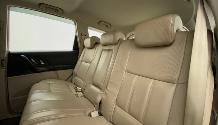 2017 Mahindra XUV500 W10 AT FWD, Diesel, Automatic, 61,290 km, Right Side Rear Door Cabin