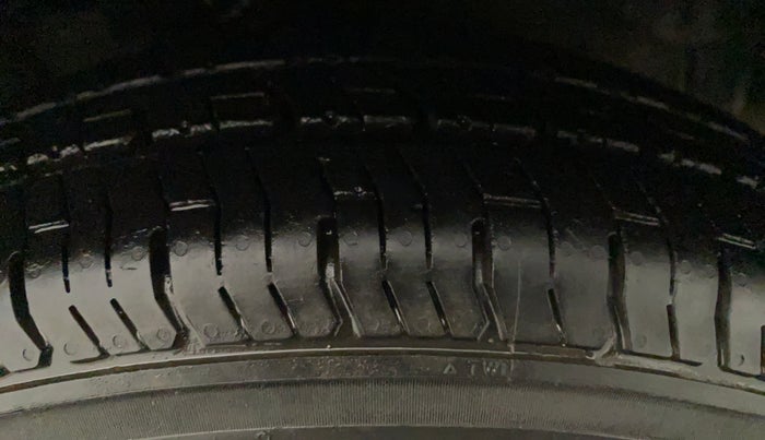 2012 Hyundai i10 SPORTZ 1.2, Petrol, Manual, 14,095 km, Left Front Tyre Tread