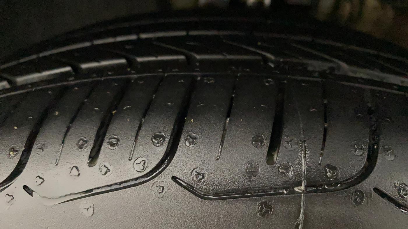 2017 Volkswagen Vento HIGHLINE PLUS 1.2 AT 16 ALLOY, Petrol, Automatic, 32,366 km, Left Front Tyre Tread