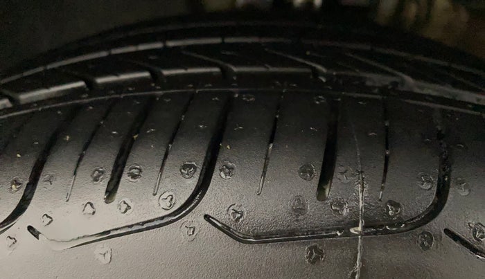 2017 Volkswagen Vento HIGHLINE PLUS 1.2 AT 16 ALLOY, Petrol, Automatic, 32,366 km, Left Front Tyre Tread