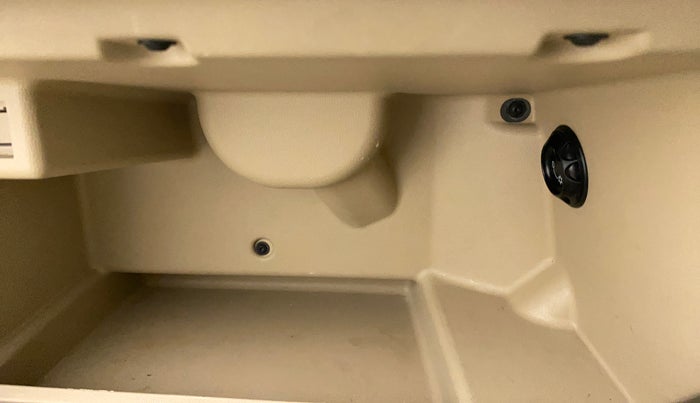 2017 Volkswagen Vento HIGHLINE PLUS 1.2 AT 16 ALLOY, Petrol, Automatic, 32,366 km, Cooled Glove Box