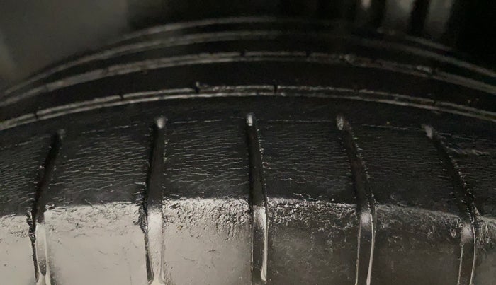 2017 Volkswagen Vento HIGHLINE PLUS 1.2 AT 16 ALLOY, Petrol, Automatic, 32,366 km, Left Rear Tyre Tread