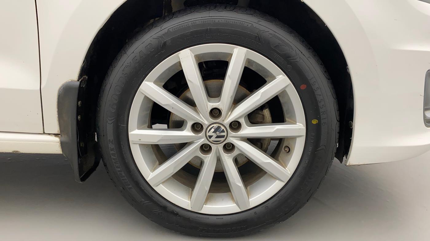 2017 Volkswagen Vento HIGHLINE PLUS 1.2 AT 16 ALLOY, Petrol, Automatic, 32,366 km, Right Front Wheel