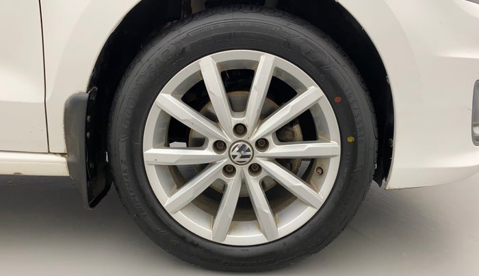 2017 Volkswagen Vento HIGHLINE PLUS 1.2 AT 16 ALLOY, Petrol, Automatic, 32,366 km, Right Front Wheel